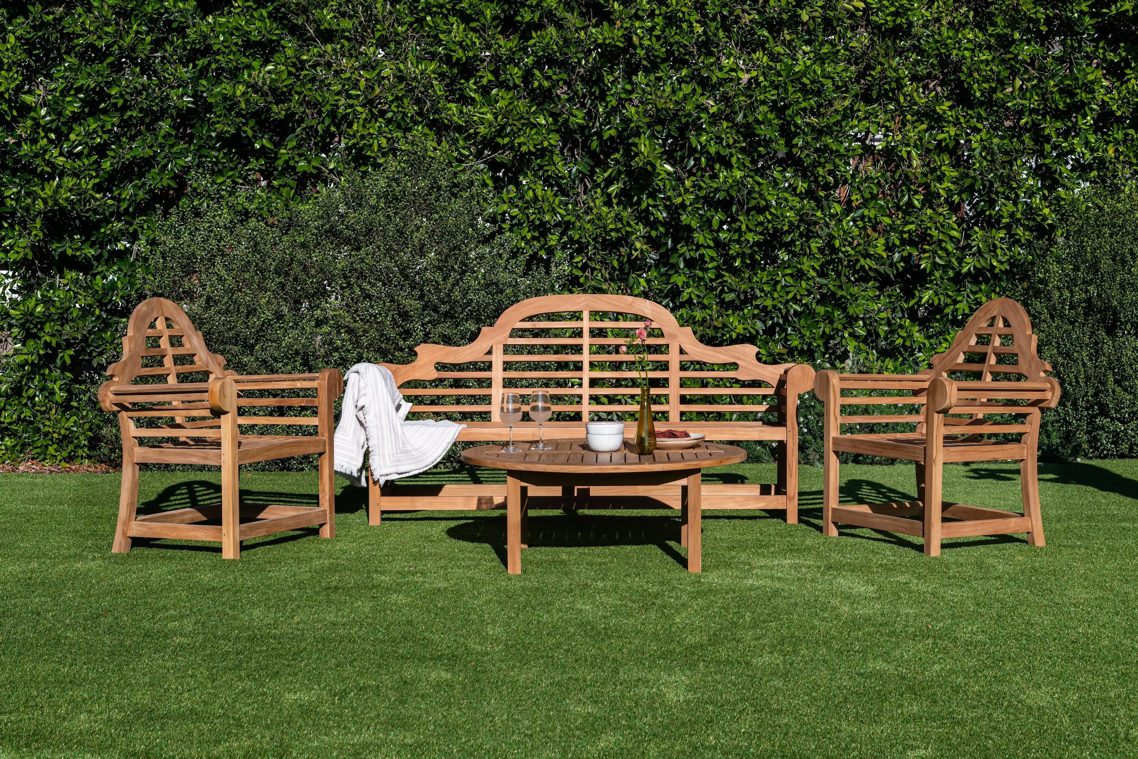 Top Furniture Choices to Elevate Your Expansive Lawn