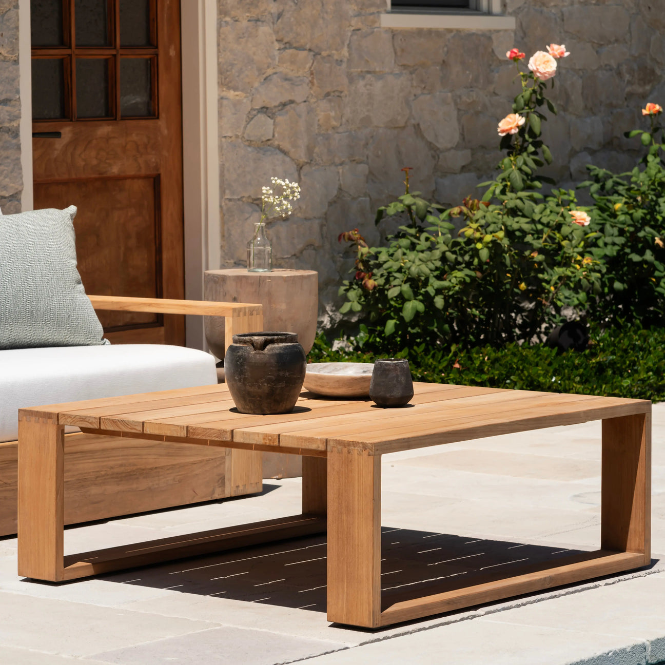 Kuba teak outdoor coffee table with decorative jars