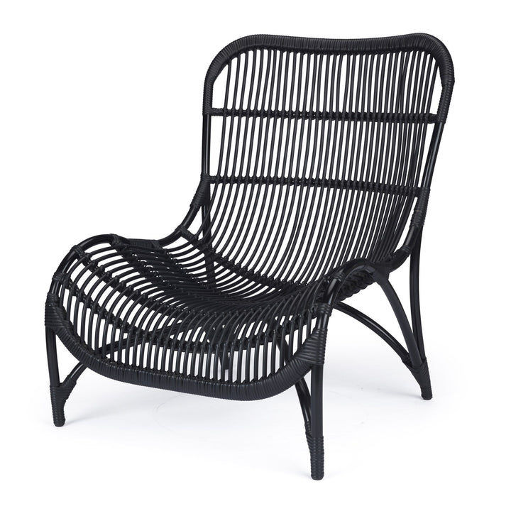 A black rattan lounge chair stands on a white background, featuring curved lines and a woven pattern, conveying a modern and minimalist design.